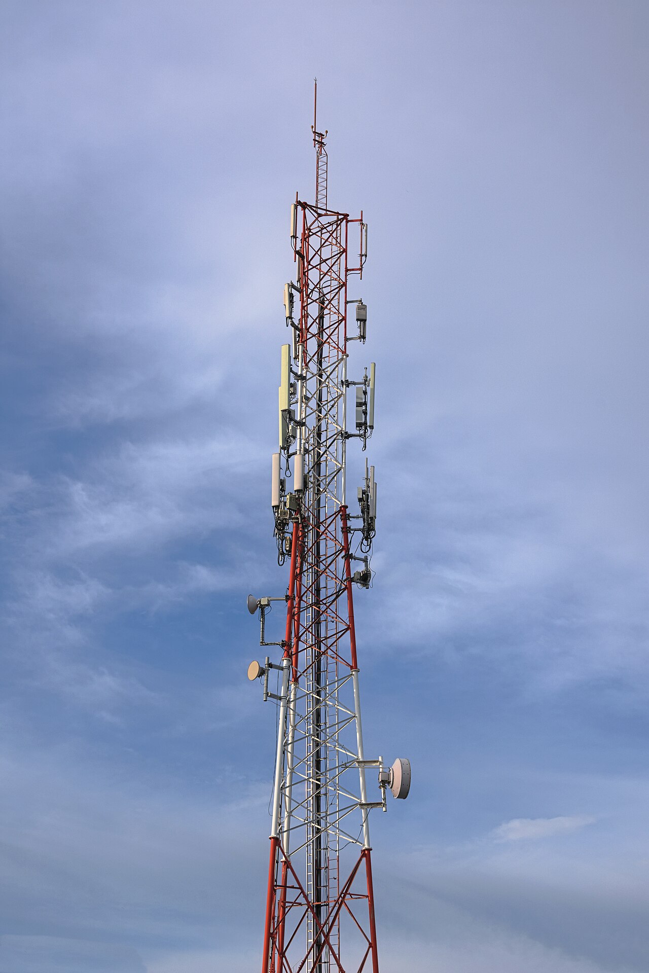 Antena de rede móvel. O problema de sinal nem sempre está no telemóvel.