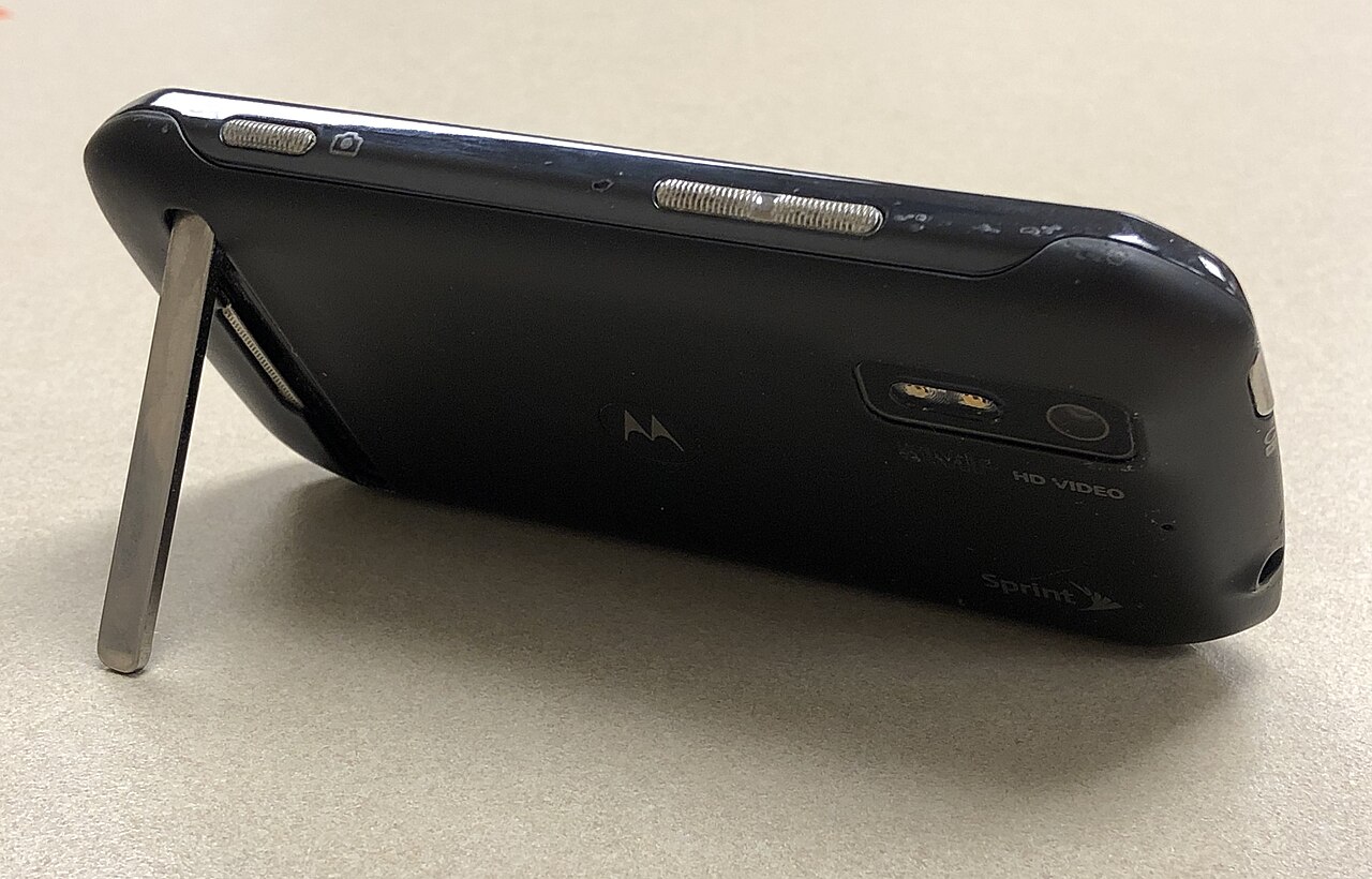 Um Motorola Photon. A ferramenta oficial descarrega o firmware certo para cada modelo.