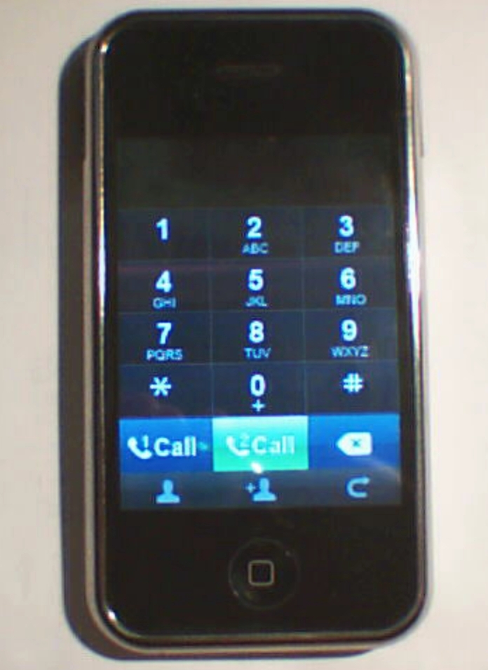 Telemóvel com teclado. Marcar *#06# mostra o IMEI em quase todos os aparelhos.