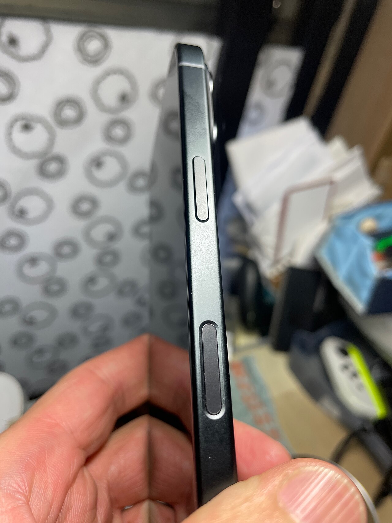 Botão lateral de um iPhone 16. O tempo certo nos botões é o segredo do DFU.