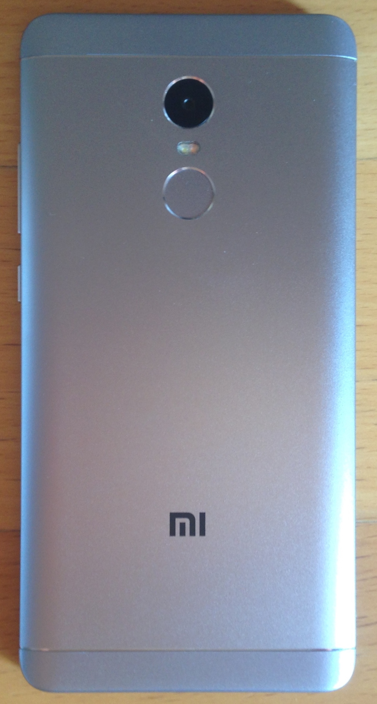 Traseira de um Redmi Note. Desde 2023 os Xiaomi passaram a usar o HyperOS.